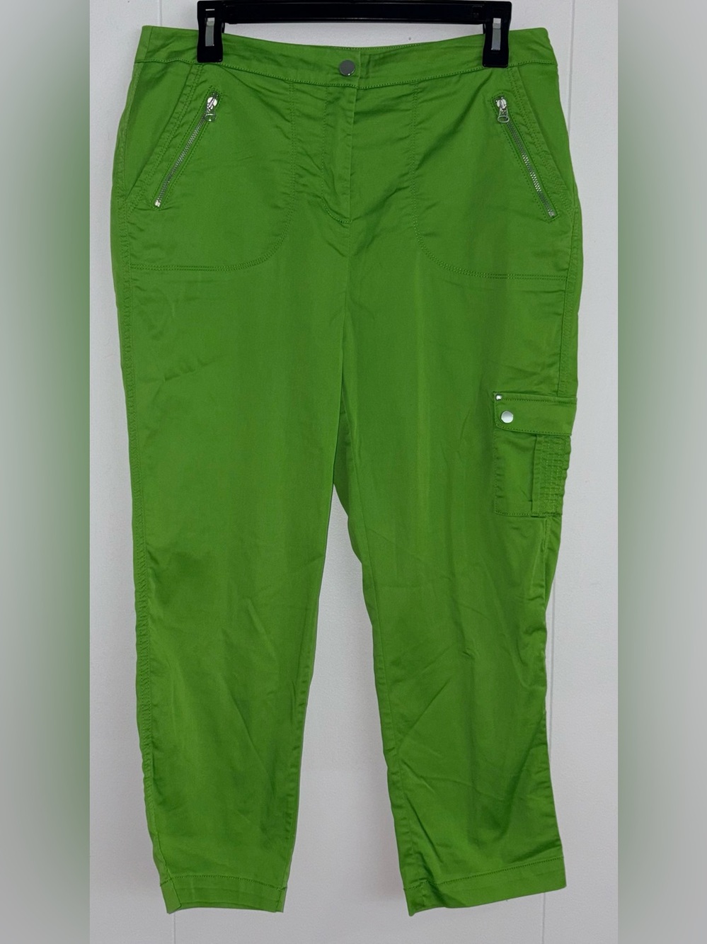Chico’s Zenergy Size 1 Green Cargo Capri Pants Zip Pockets Stretch Utility